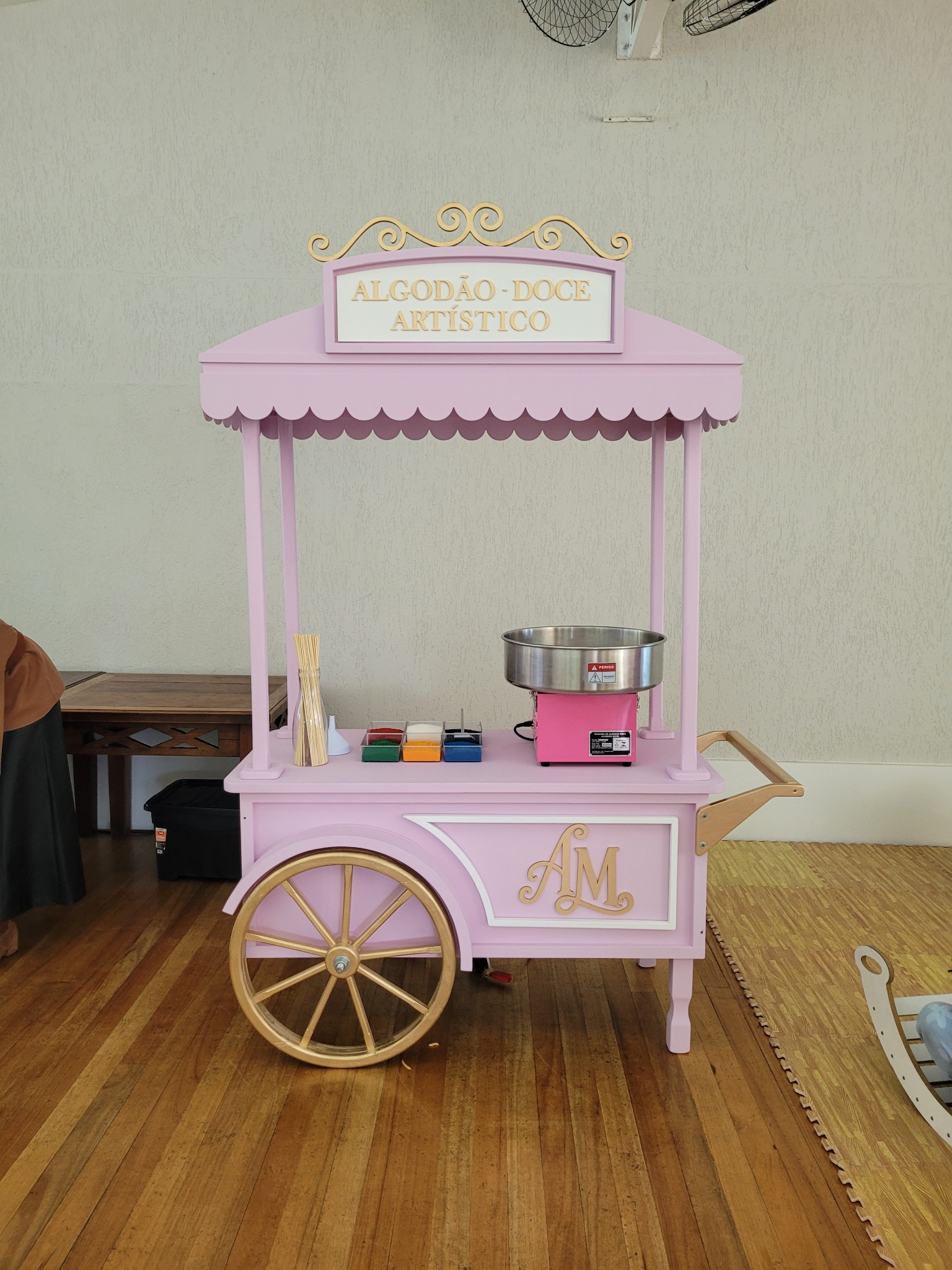 Carrinho rosa e dourado: Sofisticação em cada acabamento
